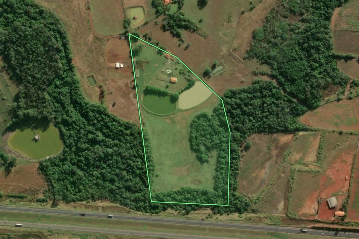 Imagem de satélite do imóvel rural em Cesário Lange (SP), com o contorno declarado no CAR desenhado por cima.