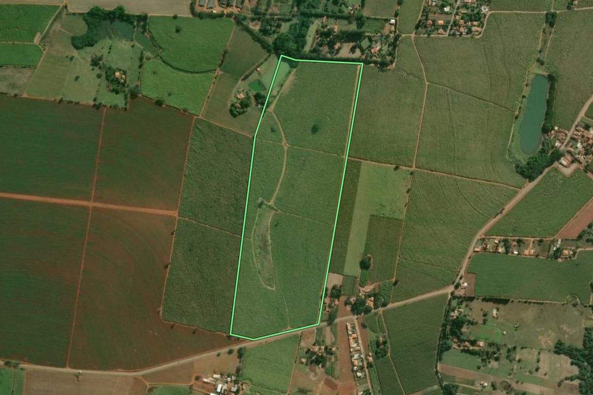 Imagem de satélite do imóvel rural em Cesário Lange (SP), com o contorno declarado no CAR desenhado por cima.