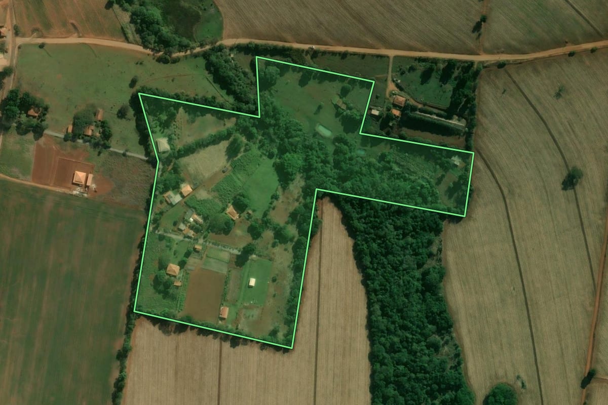 Imagem de satélite do imóvel rural em Cesário Lange (SP), com o contorno declarado no CAR desenhado por cima.