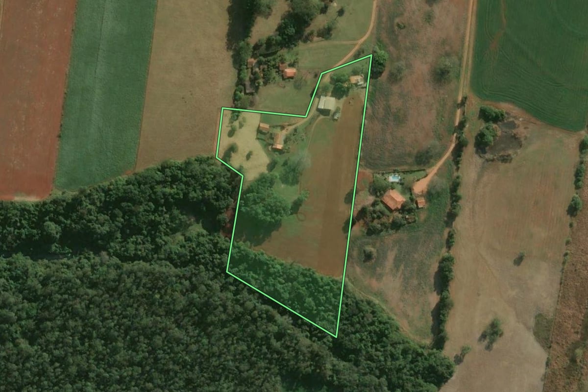 Imagem de satélite do imóvel rural em Cesário Lange (SP), com o contorno declarado no CAR desenhado por cima.
