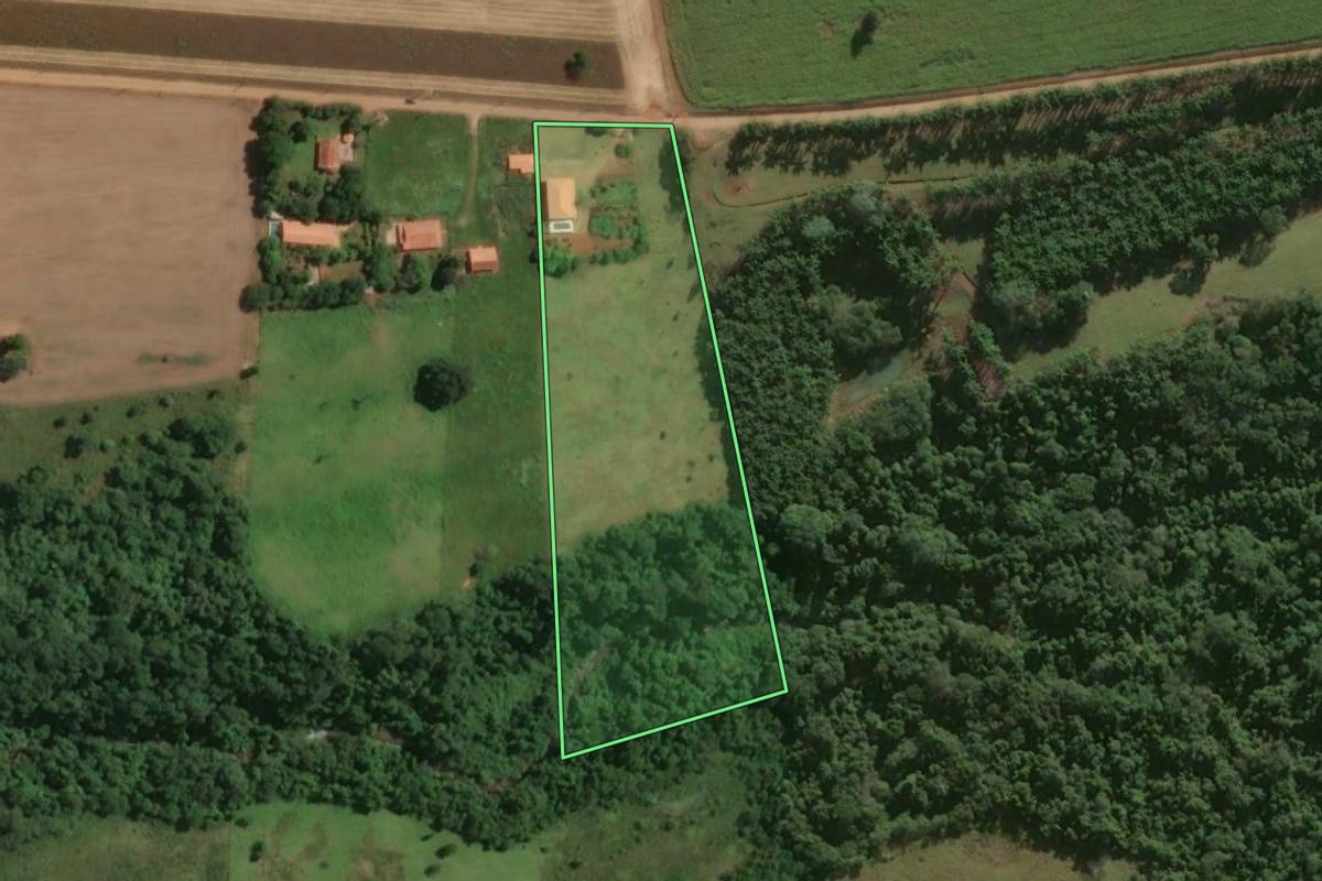 Imagem de satélite do imóvel rural em Cesário Lange (SP), com o contorno declarado no CAR desenhado por cima.