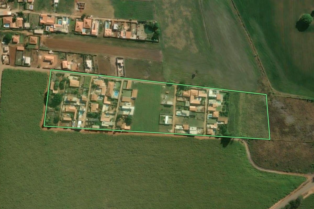 Imagem de satélite do imóvel rural em Cesário Lange (SP), com o contorno declarado no CAR desenhado por cima.