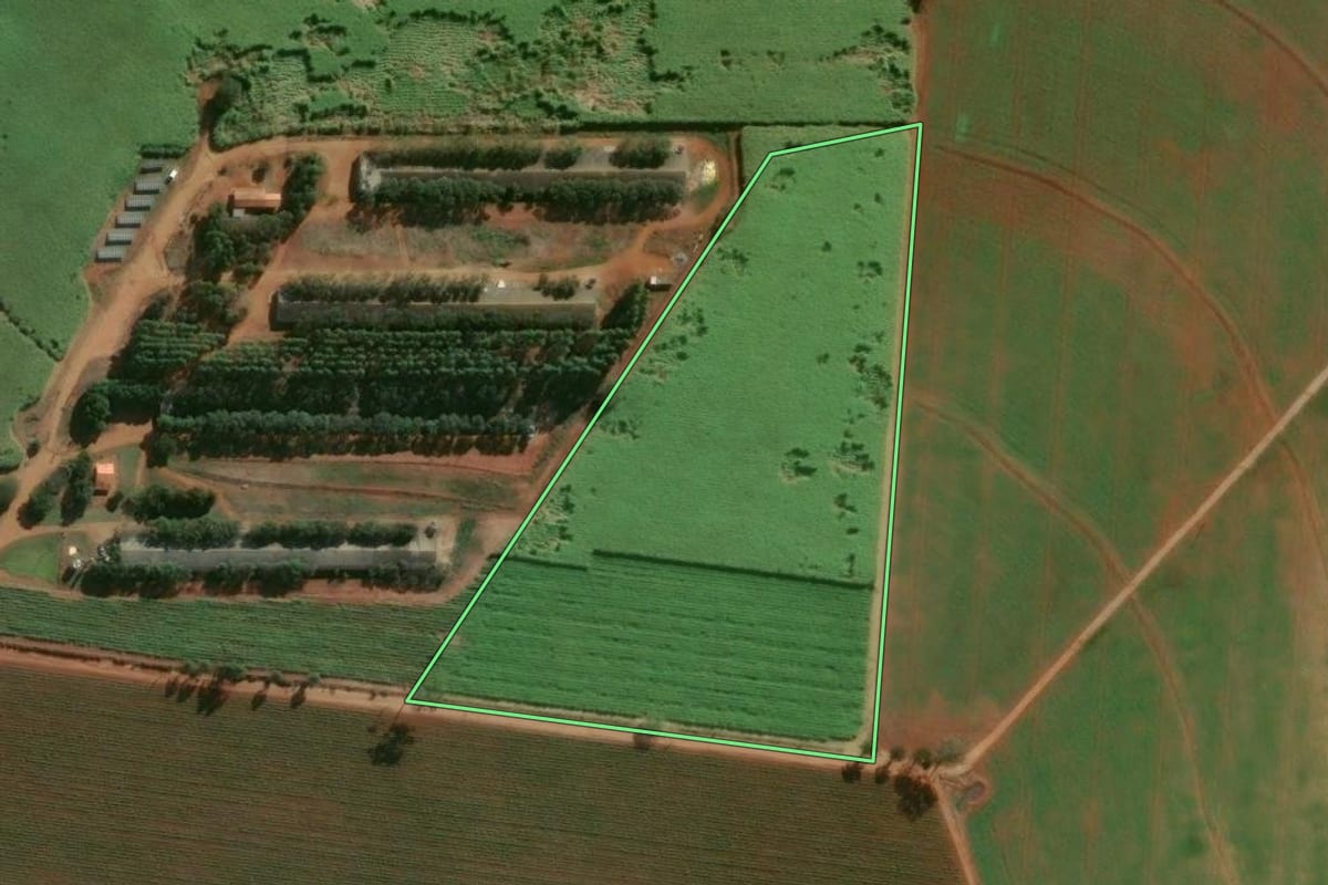Imagem de satélite do imóvel rural em Cesário Lange (SP), com o contorno declarado no CAR desenhado por cima.