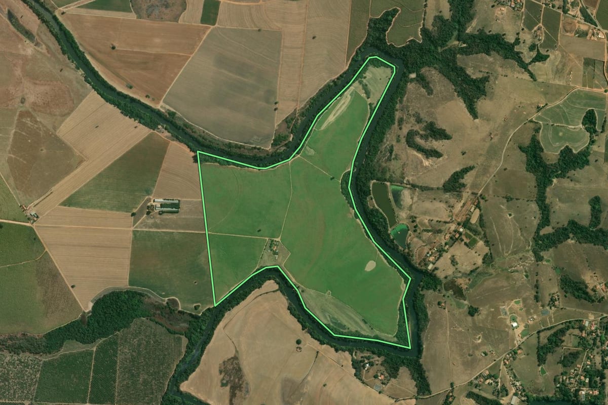 Imagem de satélite do imóvel rural em Cesário Lange (SP), com o contorno declarado no CAR desenhado por cima.