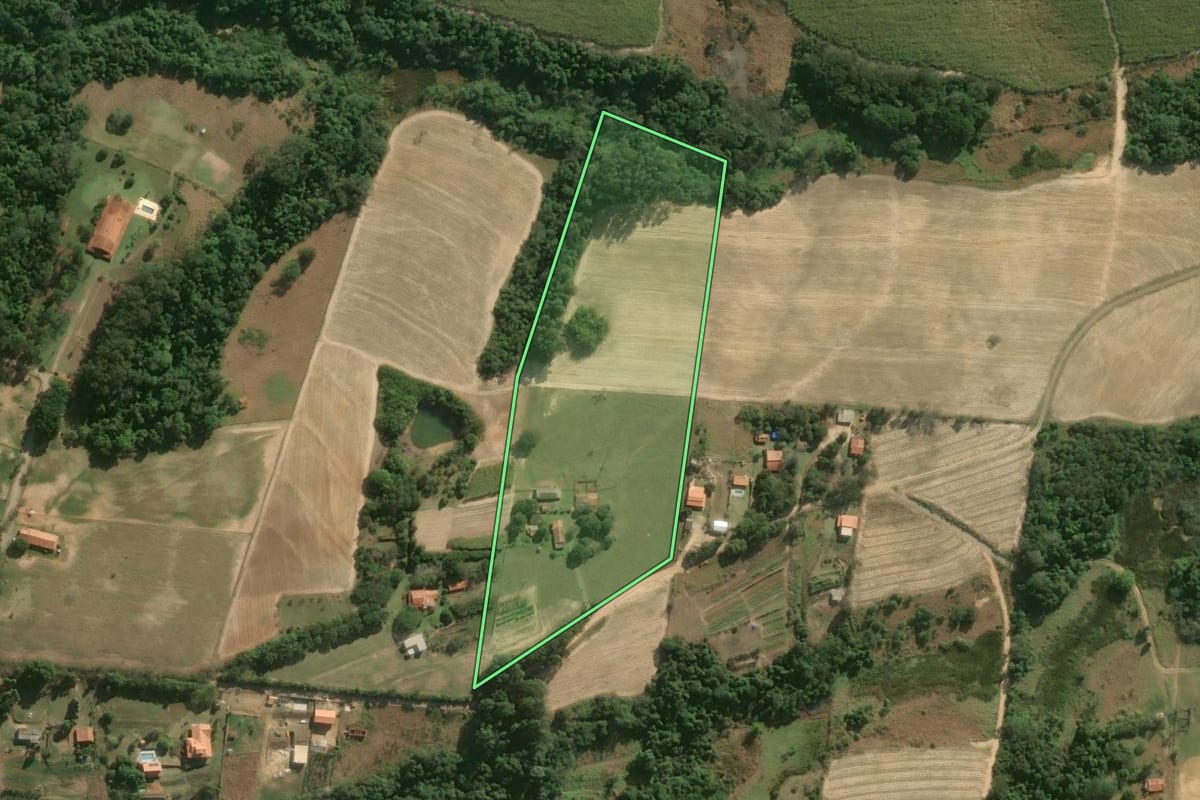 Imagem de satélite do imóvel rural em Cesário Lange (SP), com o contorno declarado no CAR desenhado por cima.