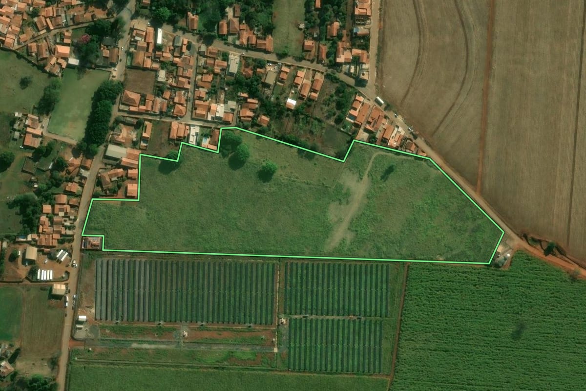 Imagem de satélite do imóvel rural em Cesário Lange (SP), com o contorno declarado no CAR desenhado por cima.