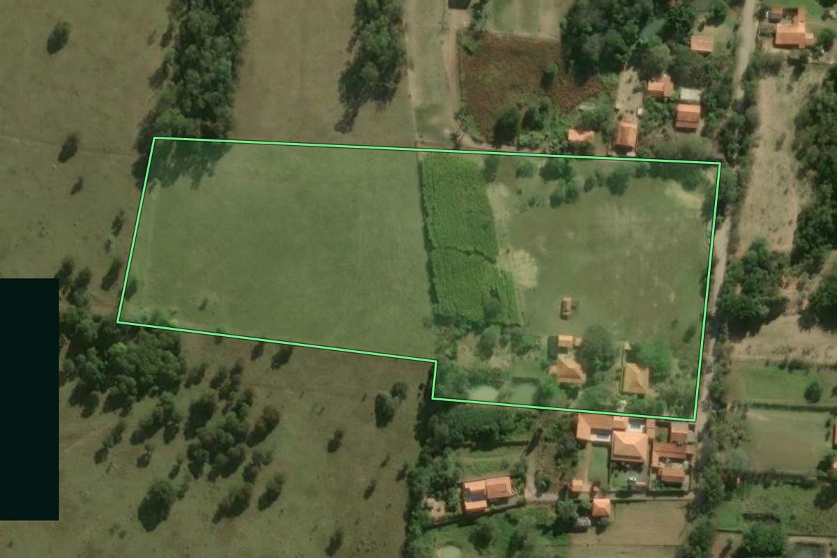 Imagem de satélite do imóvel rural em Cesário Lange (SP), com o contorno declarado no CAR desenhado por cima.
