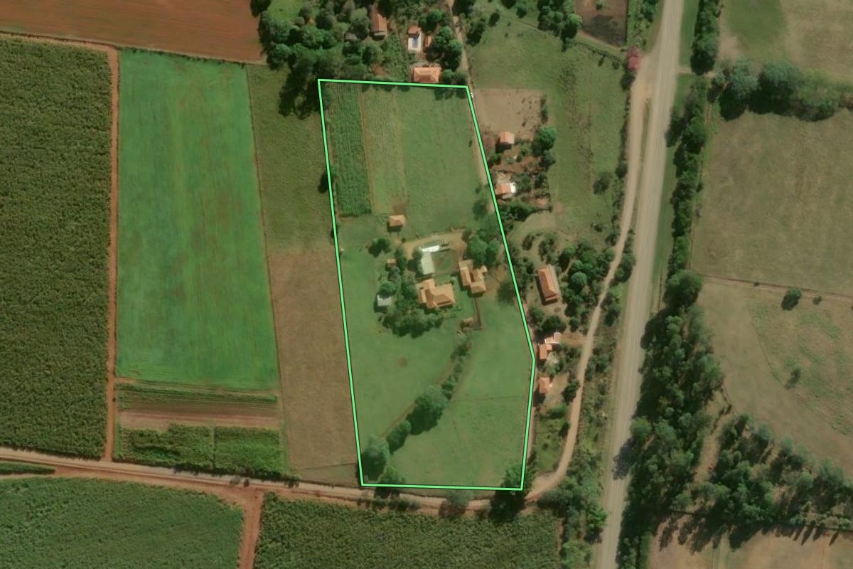 Imagem de satélite do imóvel rural em Cesário Lange (SP), com o contorno declarado no CAR desenhado por cima.