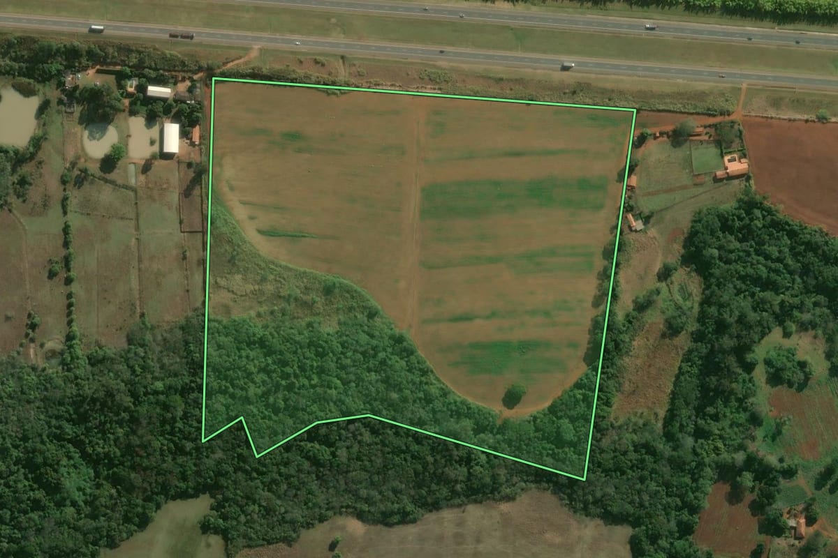 Imagem de satélite do imóvel rural em Cesário Lange (SP), com o contorno declarado no CAR desenhado por cima.