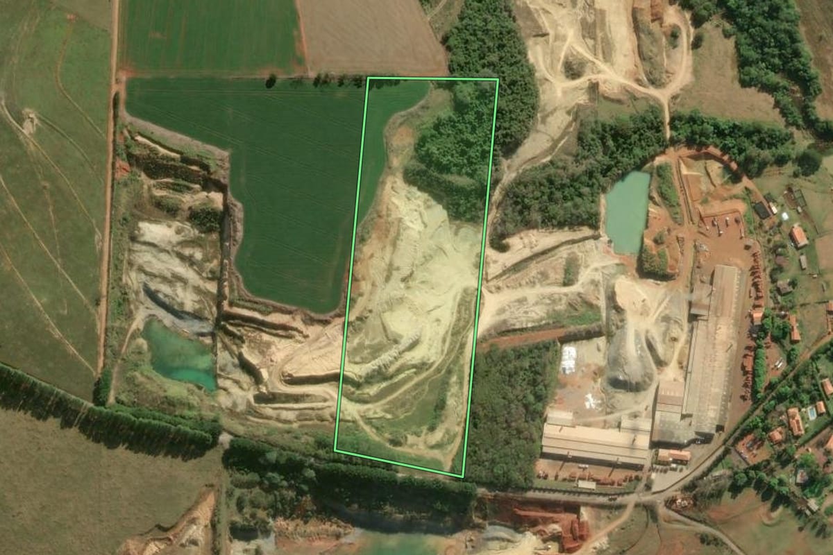 Imagem de satélite do imóvel rural em Cesário Lange (SP), com o contorno declarado no CAR desenhado por cima.