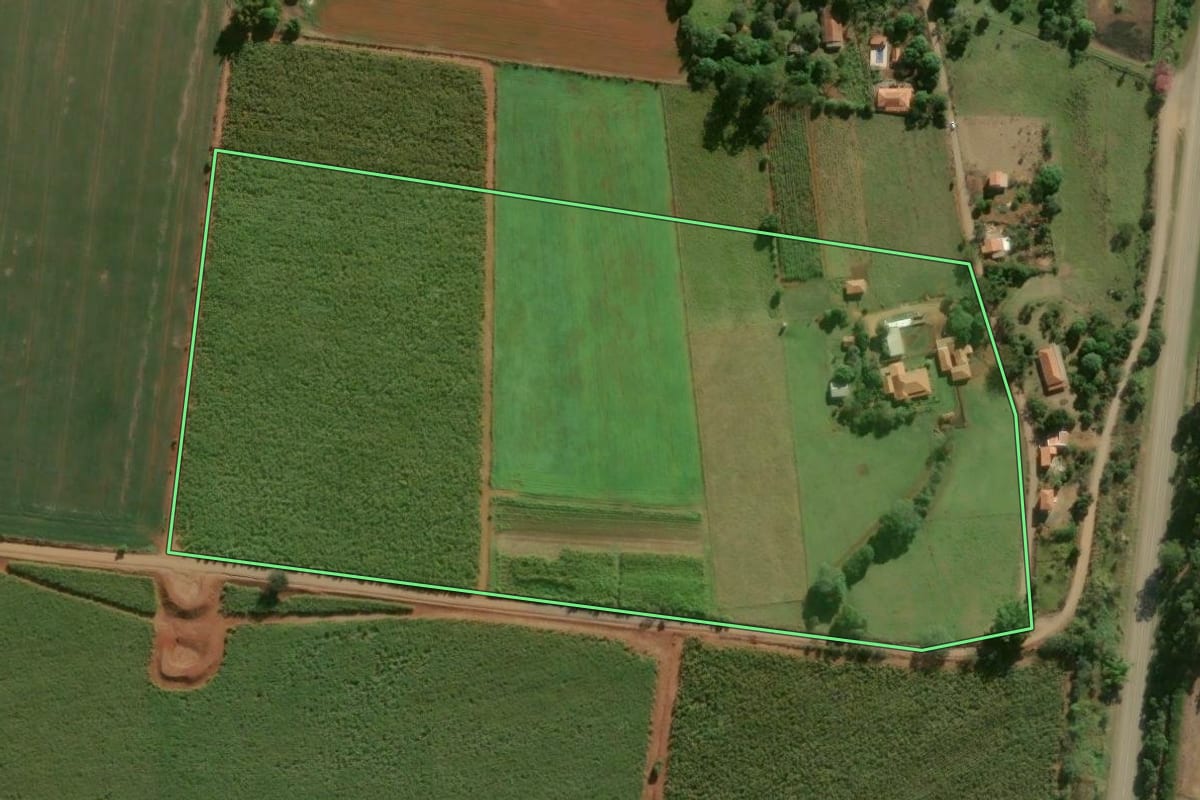 Imagem de satélite do imóvel rural em Cesário Lange (SP), com o contorno declarado no CAR desenhado por cima.