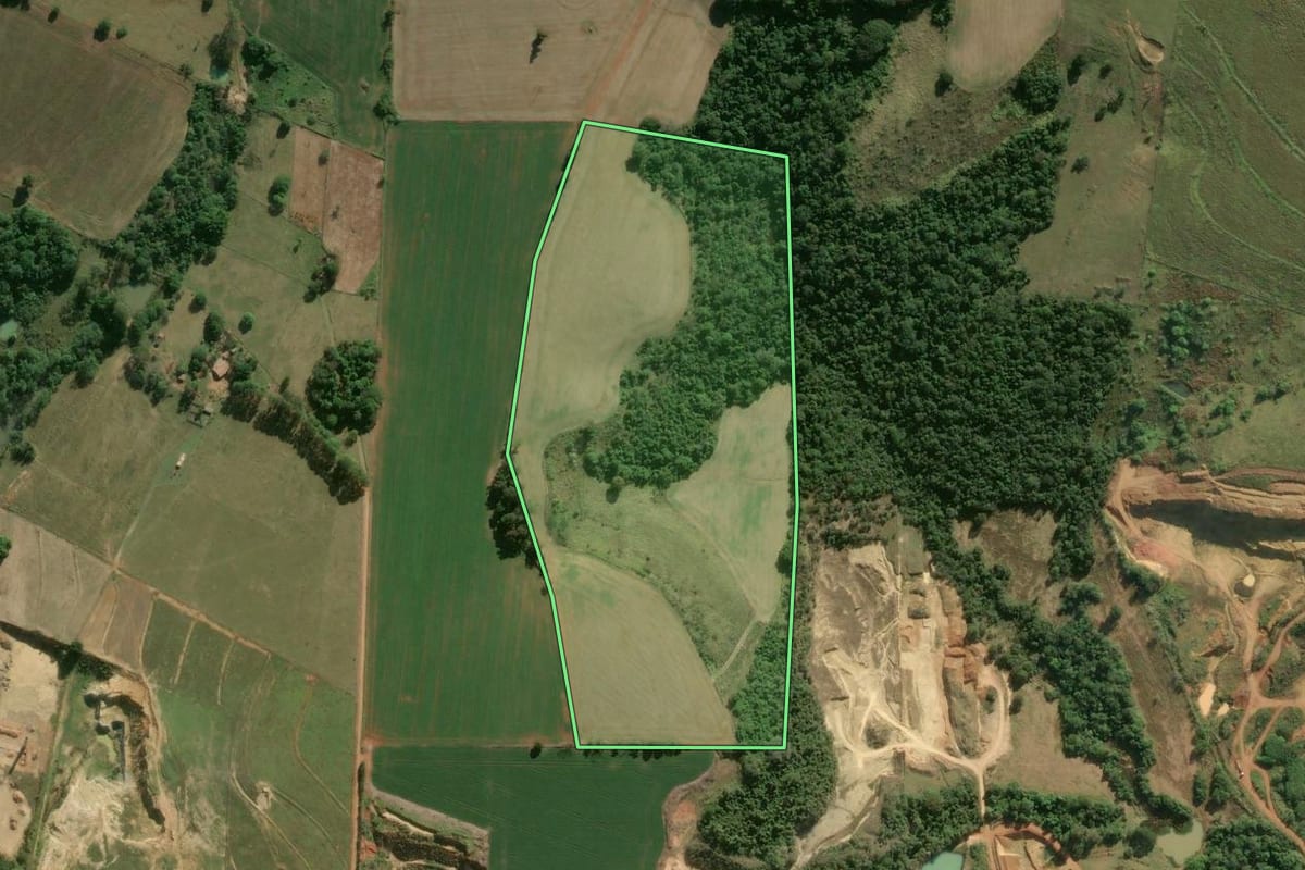 Imagem de satélite do imóvel rural em Cesário Lange (SP), com o contorno declarado no CAR desenhado por cima.