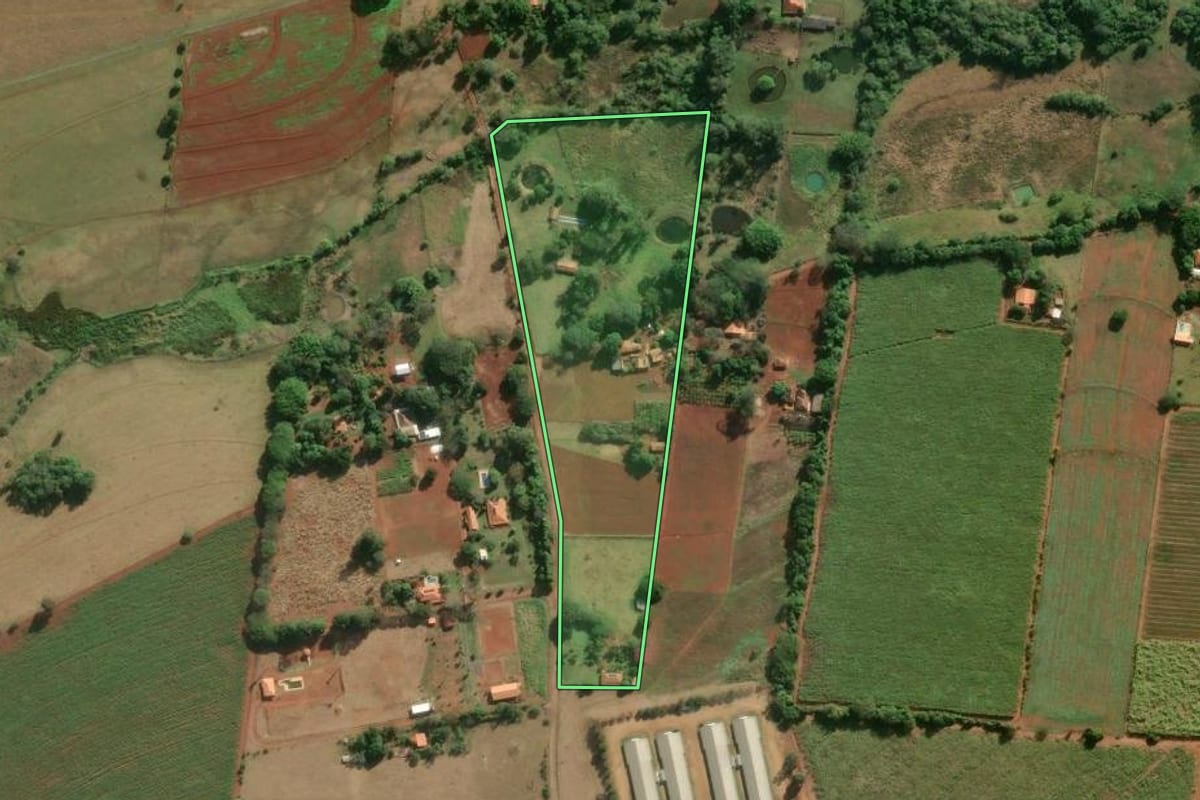 Imagem de satélite do imóvel rural em Cesário Lange (SP), com o contorno declarado no CAR desenhado por cima.