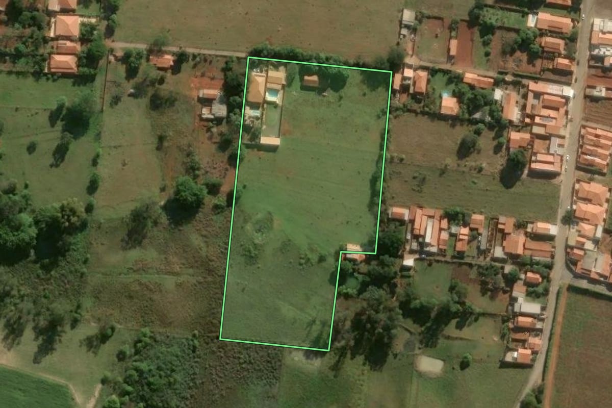 Imagem de satélite do imóvel rural em Cesário Lange (SP), com o contorno declarado no CAR desenhado por cima.