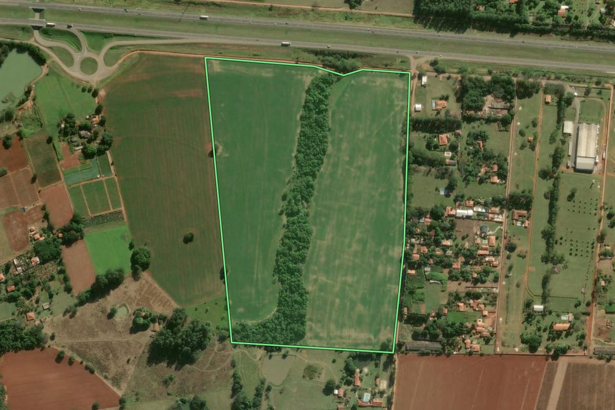 Imagem de satélite do imóvel rural em Cesário Lange (SP), com o contorno declarado no CAR desenhado por cima.