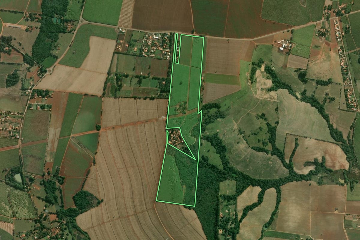 Imagem de satélite do imóvel rural em Cesário Lange (SP), com o contorno declarado no CAR desenhado por cima.