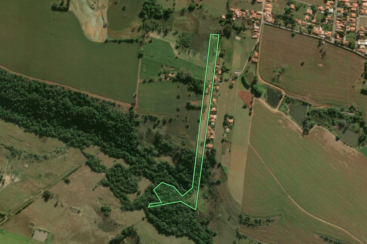 Imagem de satélite do imóvel rural em Cesário Lange (SP), com o contorno declarado no CAR desenhado por cima.
