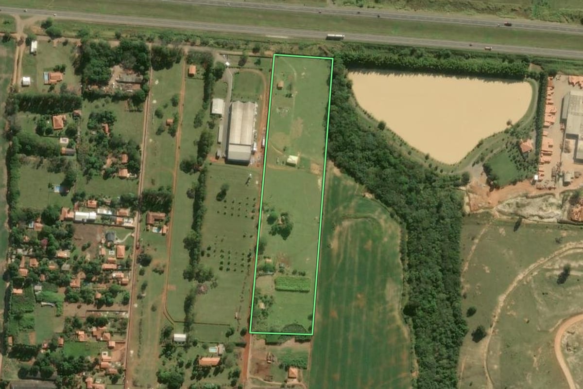 Imagem de satélite do imóvel rural em Cesário Lange (SP), com o contorno declarado no CAR desenhado por cima.