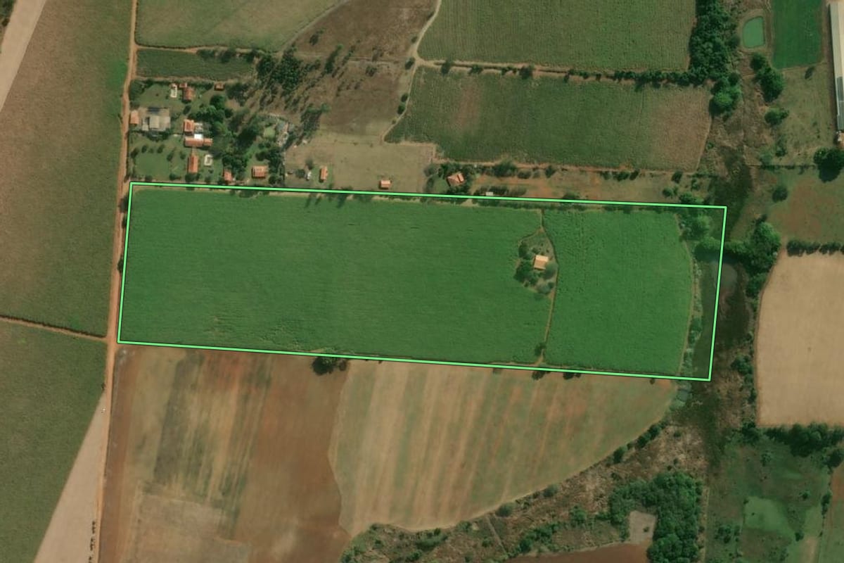 Imagem de satélite do imóvel rural em Cesário Lange (SP), com o contorno declarado no CAR desenhado por cima.