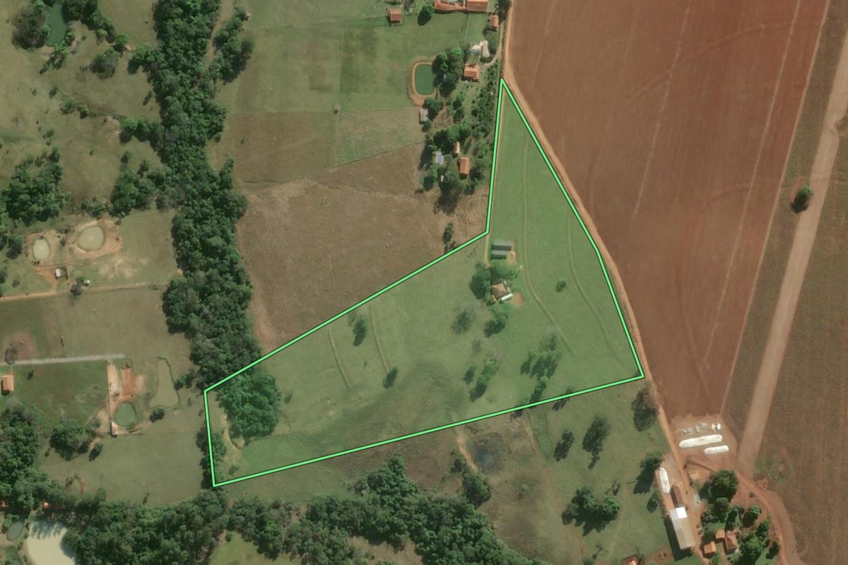 Imagem de satélite do imóvel rural em Cesário Lange (SP), com o contorno declarado no CAR desenhado por cima.
