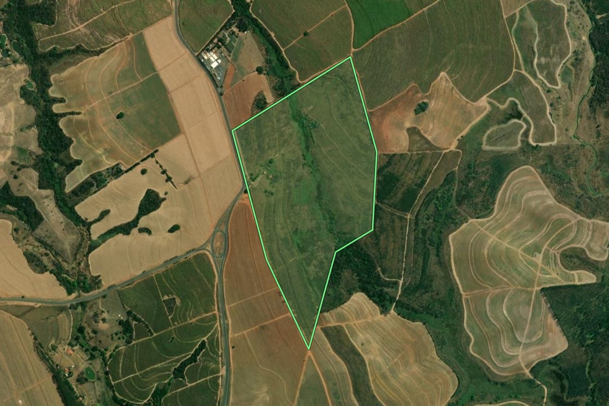 Imagem de satélite do imóvel rural em Charqueada (SP), com o contorno declarado no CAR desenhado por cima.