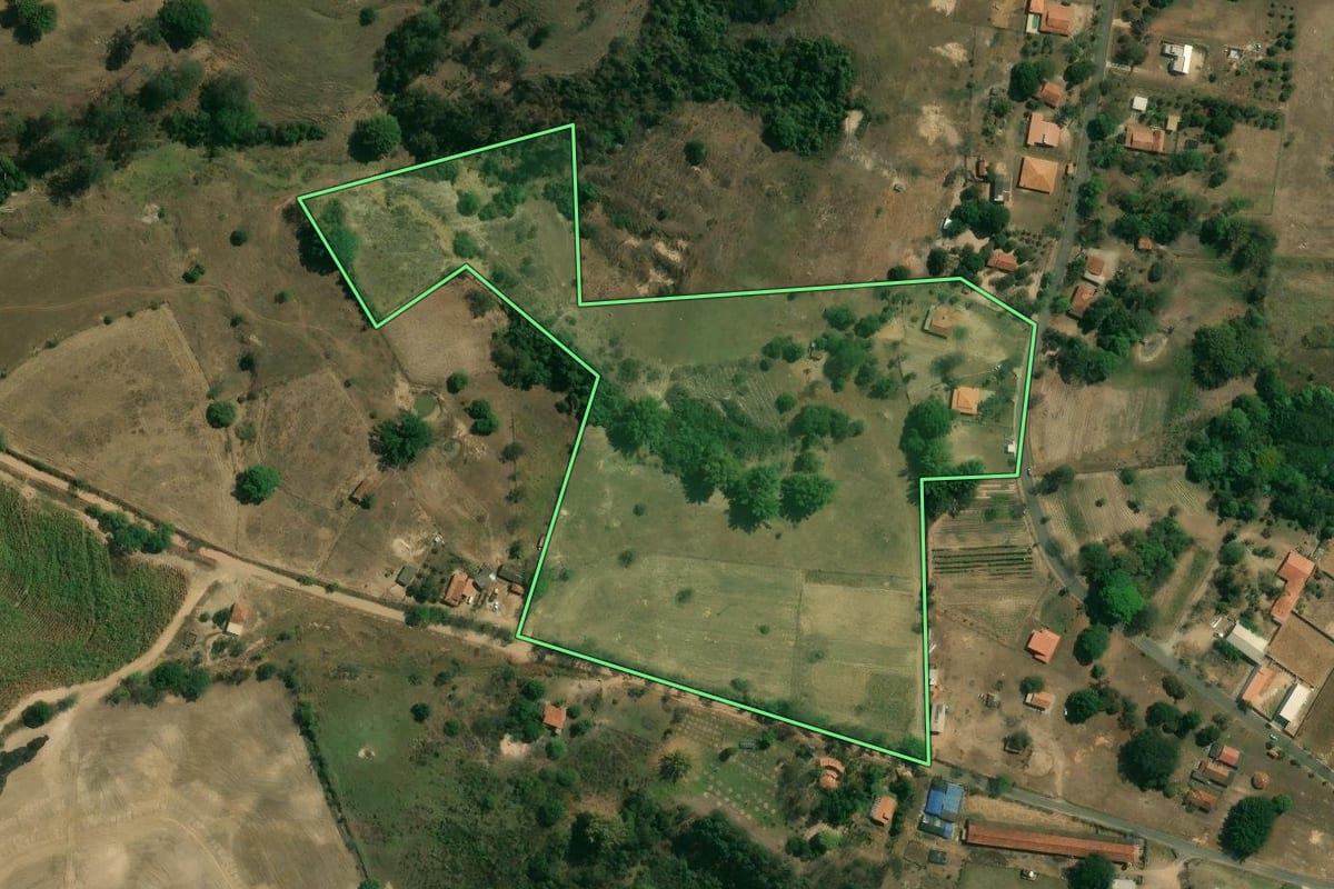 Imagem de satélite do imóvel rural em Charqueada (SP), com o contorno declarado no CAR desenhado por cima.