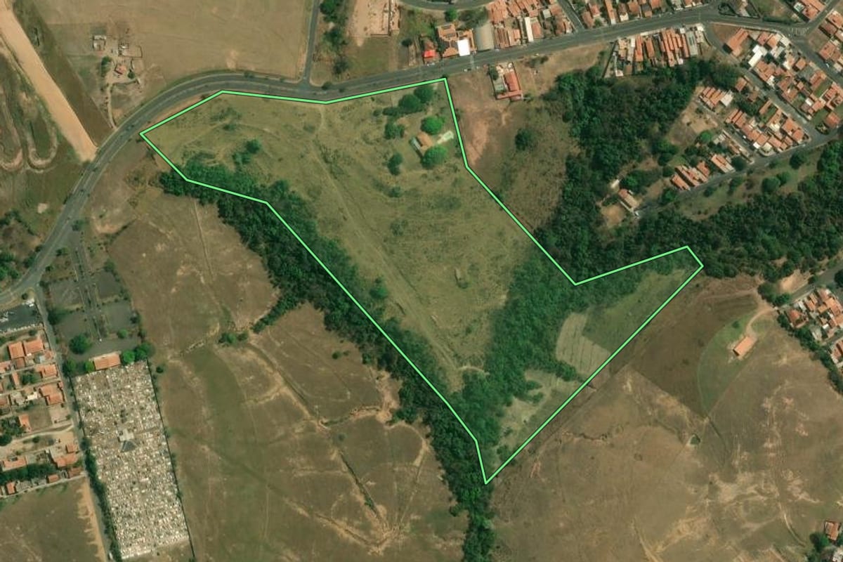 Imagem de satélite do imóvel rural em Charqueada (SP), com o contorno declarado no CAR desenhado por cima.
