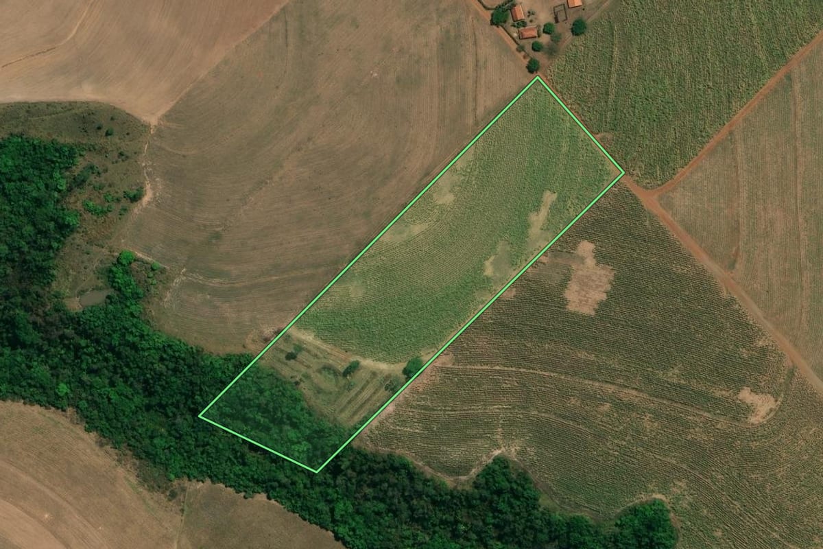 Imagem de satélite do imóvel rural em Charqueada (SP), com o contorno declarado no CAR desenhado por cima.