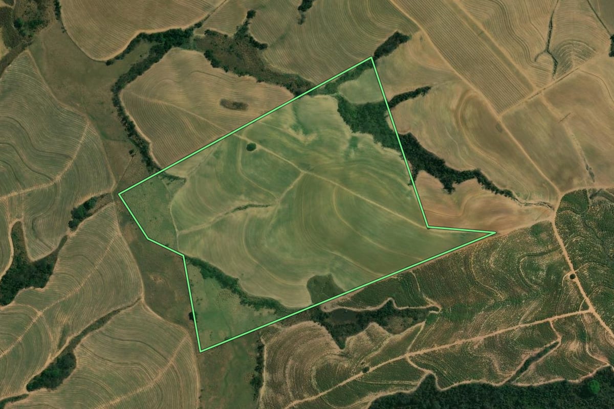 Imagem de satélite do imóvel rural em Charqueada (SP), com o contorno declarado no CAR desenhado por cima.