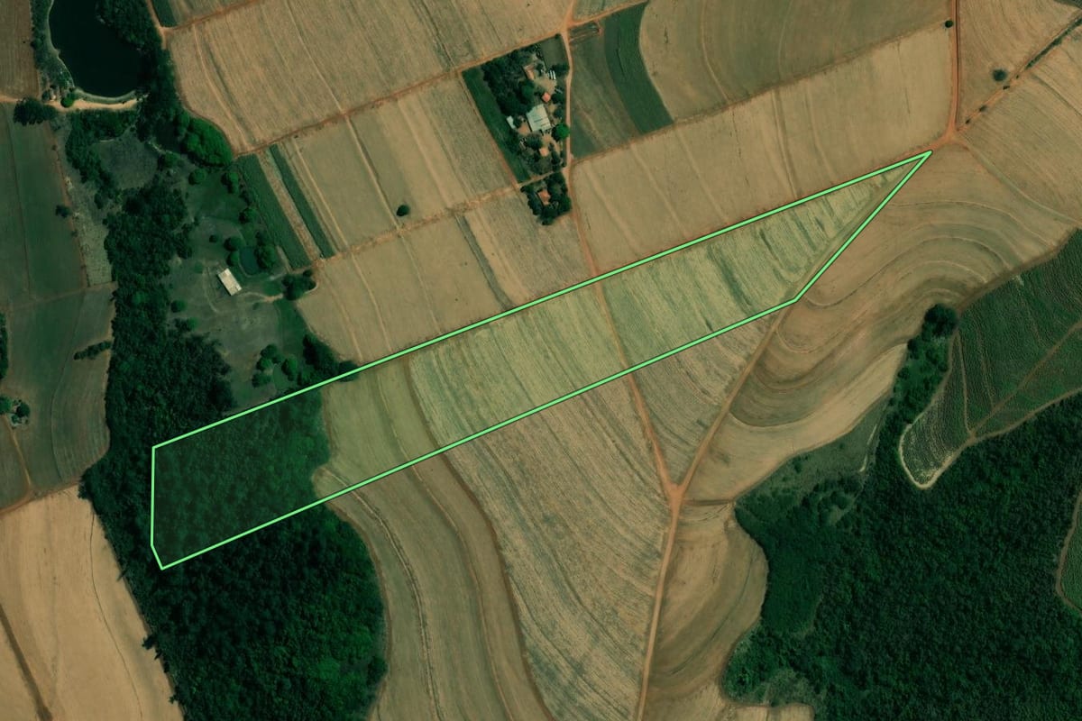 Imagem de satélite do imóvel rural em Charqueada (SP), com o contorno declarado no CAR desenhado por cima.