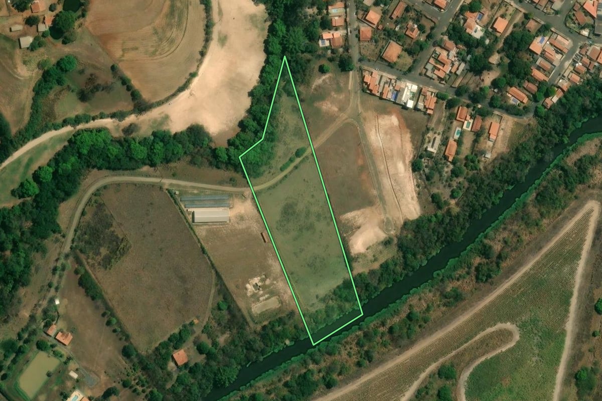 Imagem de satélite do imóvel rural em Charqueada (SP), com o contorno declarado no CAR desenhado por cima.