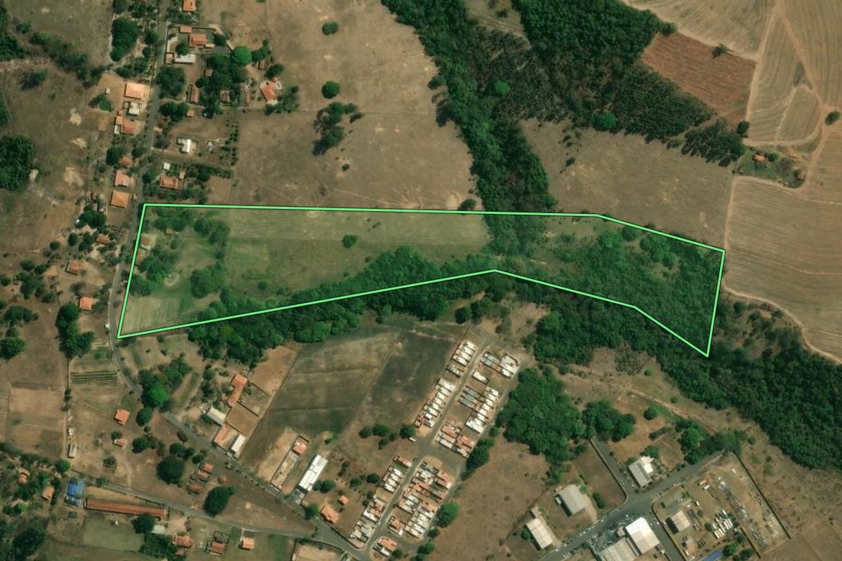 Imagem de satélite do imóvel rural em Charqueada (SP), com o contorno declarado no CAR desenhado por cima.
