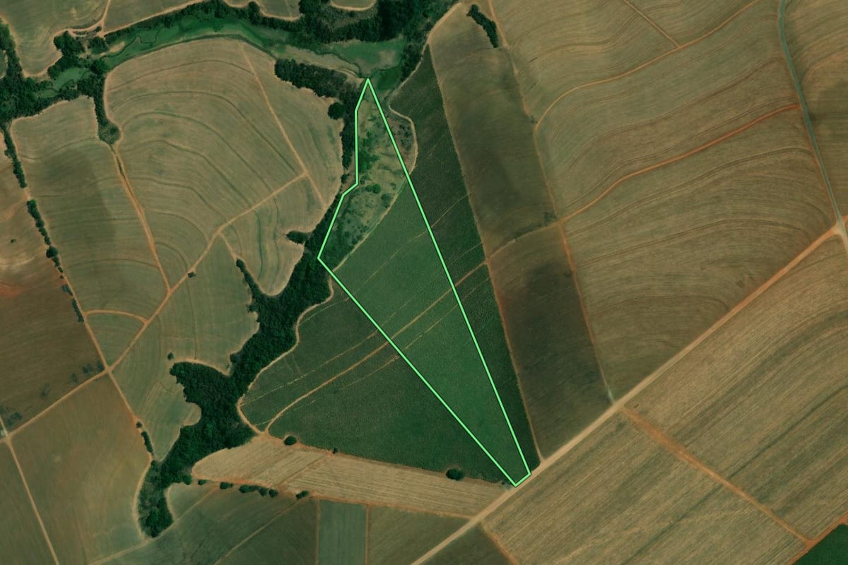 Imagem de satélite do imóvel rural em Charqueada (SP), com o contorno declarado no CAR desenhado por cima.
