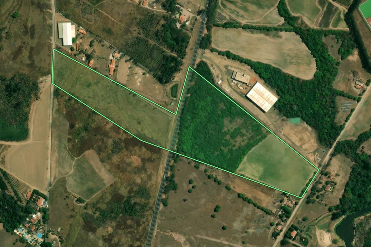 Imagem de satélite do imóvel rural em Charqueada (SP), com o contorno declarado no CAR desenhado por cima.