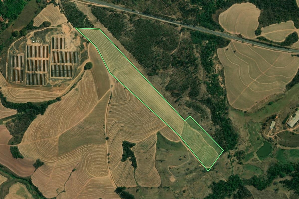 Imagem de satélite do imóvel rural em Charqueada (SP), com o contorno declarado no CAR desenhado por cima.
