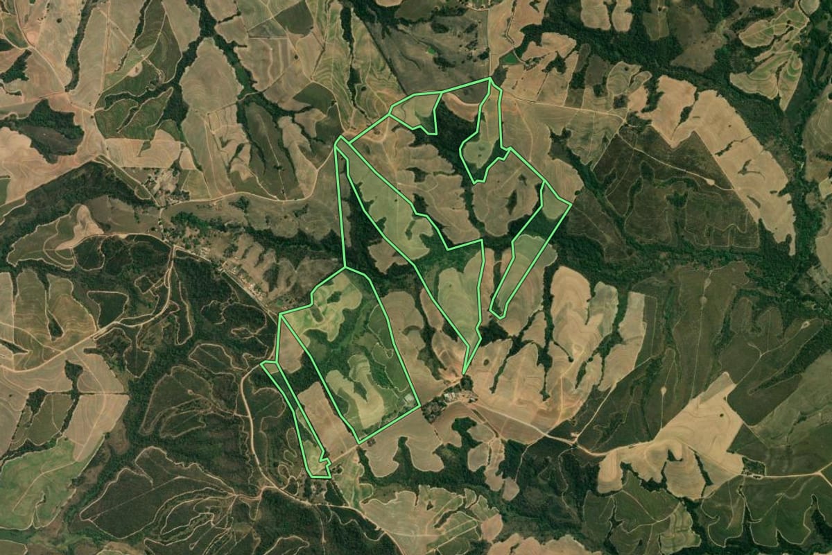 Imagem de satélite do imóvel rural em Charqueada (SP), com o contorno declarado no CAR desenhado por cima.