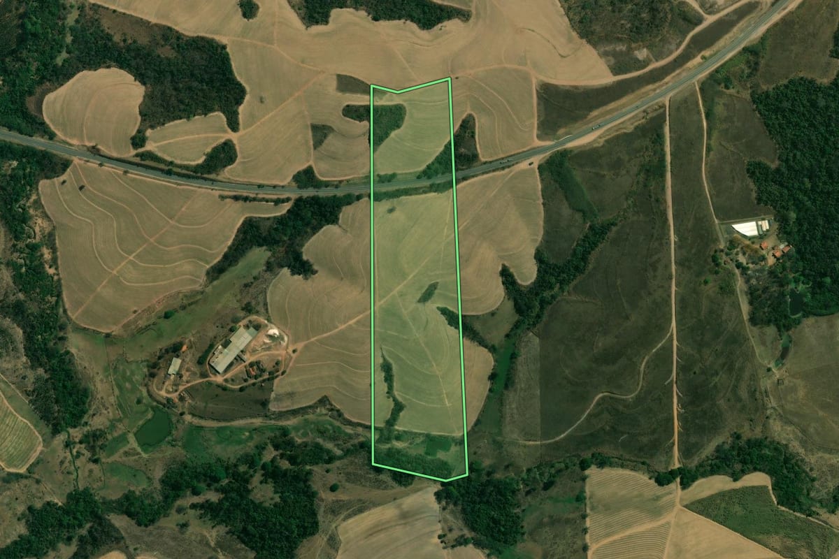 Imagem de satélite do imóvel rural em Charqueada (SP), com o contorno declarado no CAR desenhado por cima.