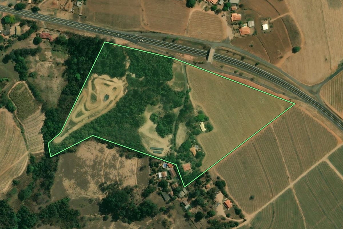 Imagem de satélite do imóvel rural em Charqueada (SP), com o contorno declarado no CAR desenhado por cima.