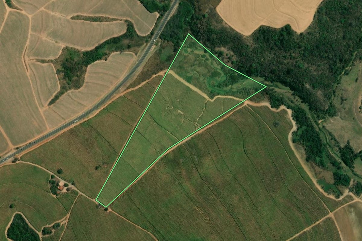 Imagem de satélite do imóvel rural em Charqueada (SP), com o contorno declarado no CAR desenhado por cima.