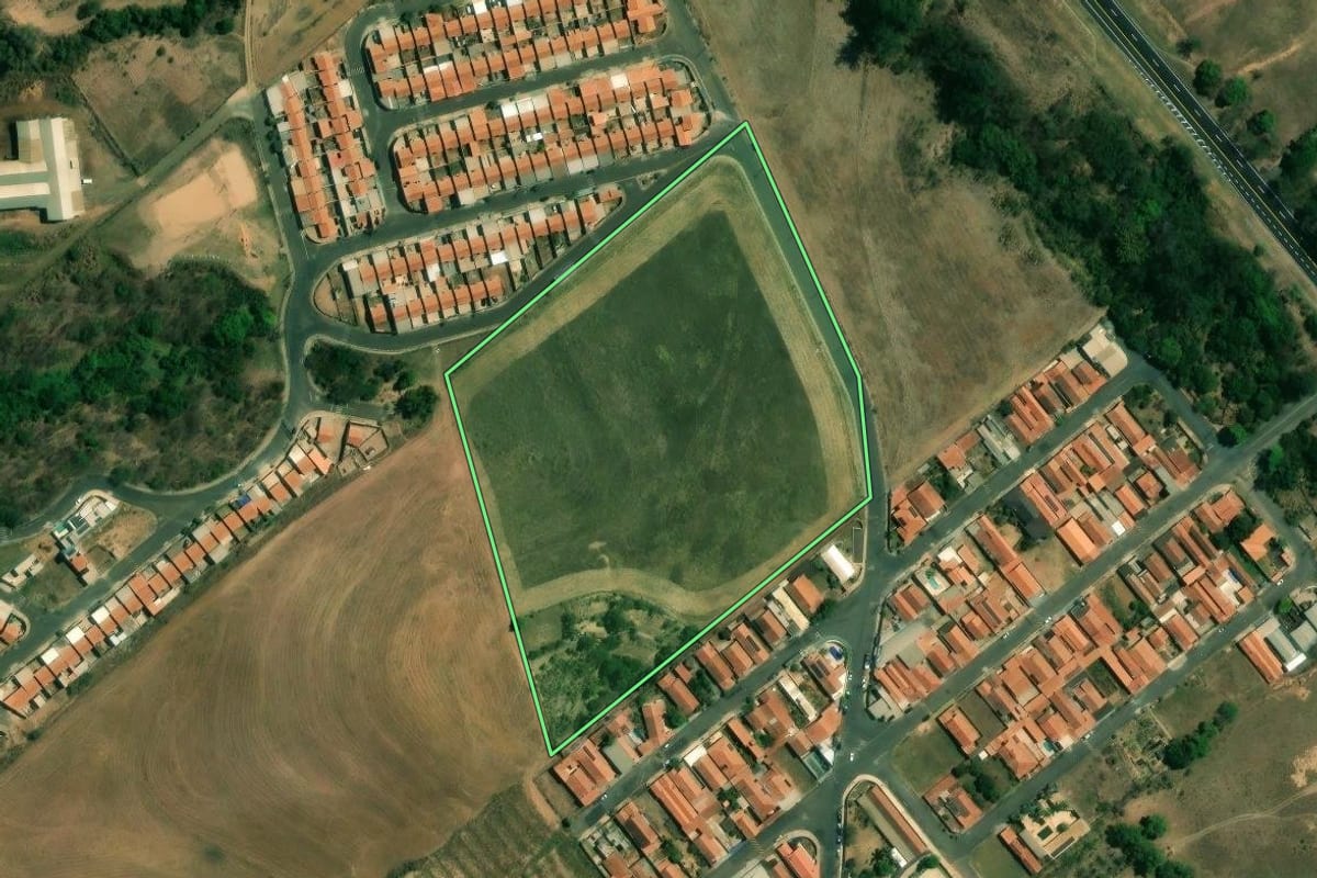 Imagem de satélite do imóvel rural em Charqueada (SP), com o contorno declarado no CAR desenhado por cima.