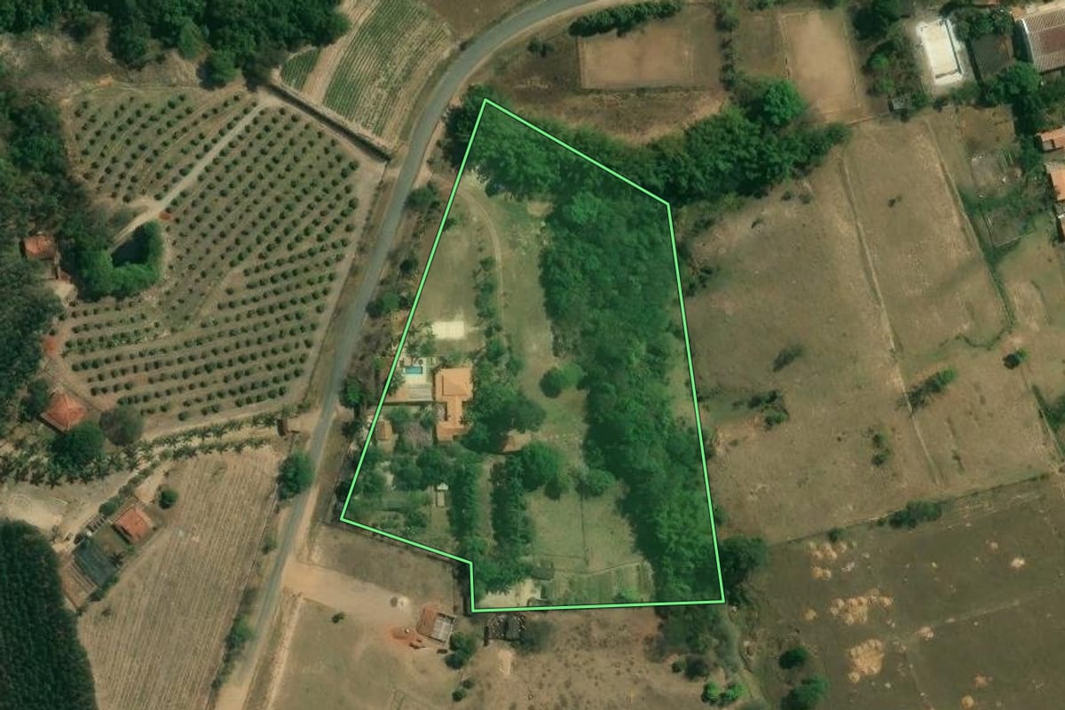 Imagem de satélite do imóvel rural em Charqueada (SP), com o contorno declarado no CAR desenhado por cima.