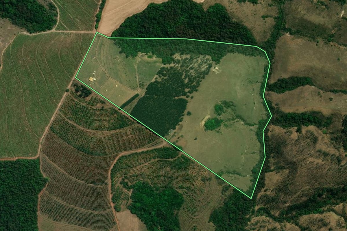 Imagem de satélite do imóvel rural em Charqueada (SP), com o contorno declarado no CAR desenhado por cima.