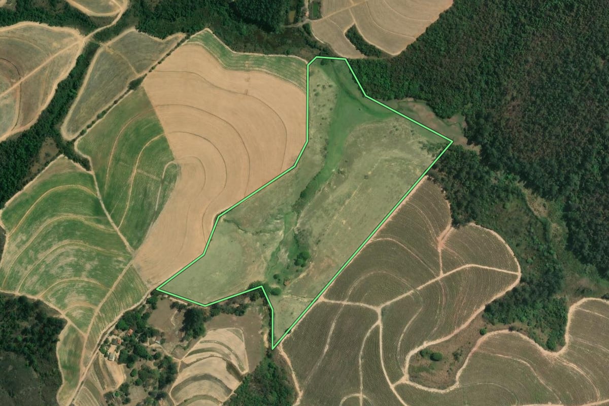 Imagem de satélite do imóvel rural em Charqueada (SP), com o contorno declarado no CAR desenhado por cima.