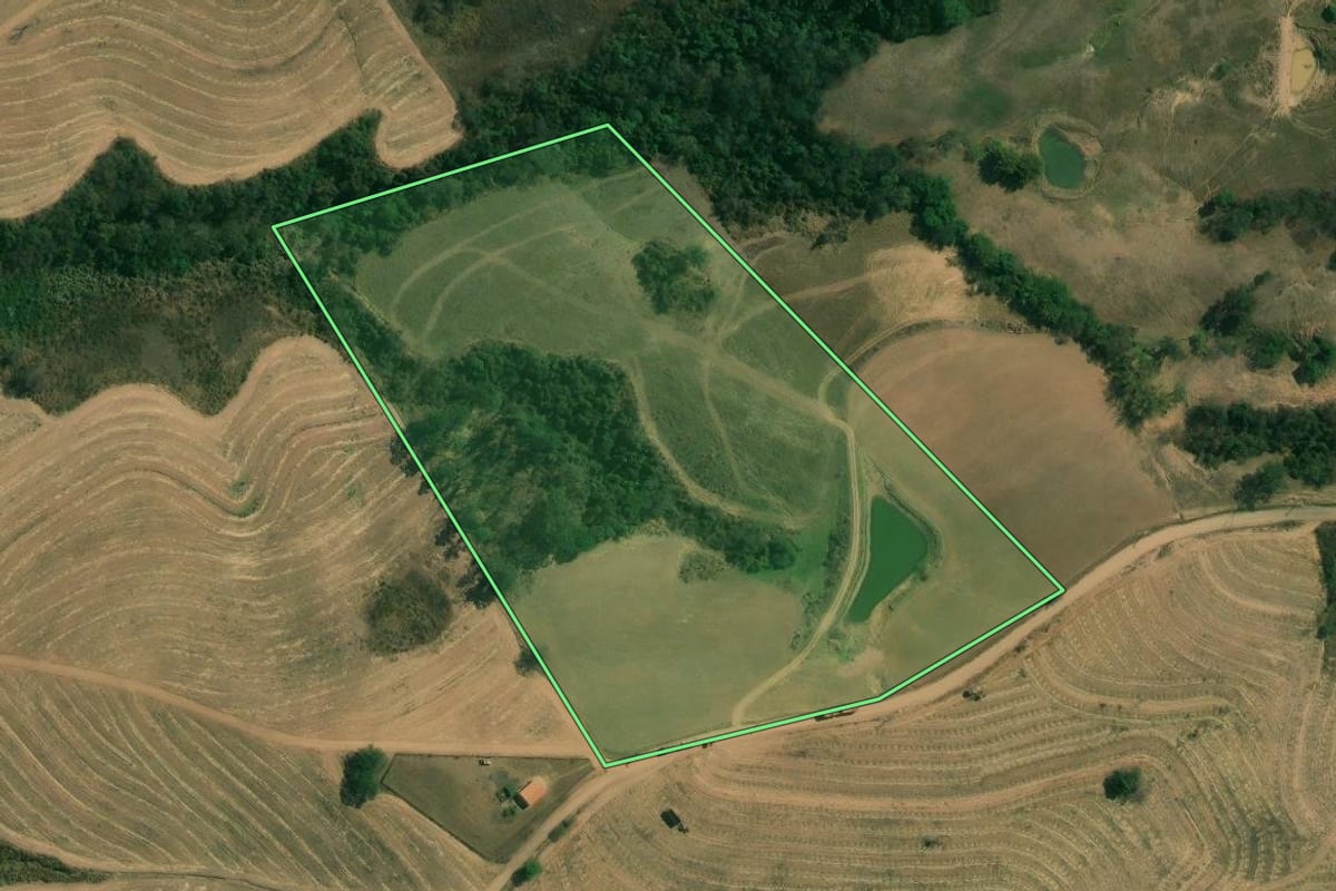 Imagem de satélite do imóvel rural em Charqueada (SP), com o contorno declarado no CAR desenhado por cima.