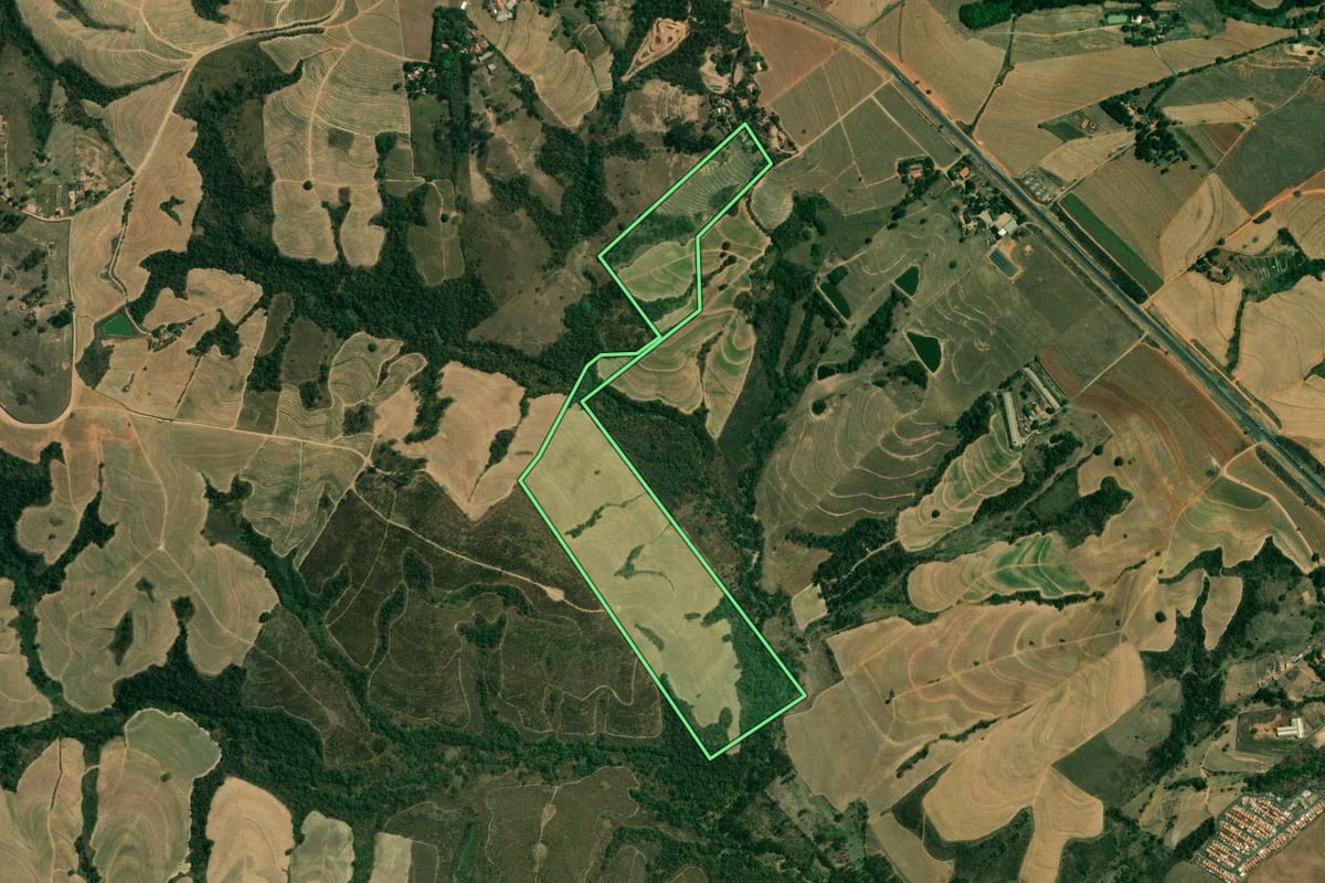 Imagem de satélite do imóvel rural em Charqueada (SP), com o contorno declarado no CAR desenhado por cima.