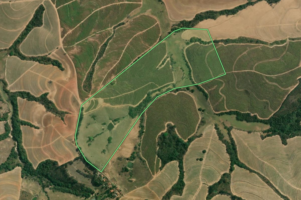 Imagem de satélite do imóvel rural em Charqueada (SP), com o contorno declarado no CAR desenhado por cima.