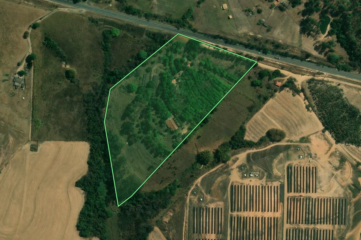 Imagem de satélite do imóvel rural em Charqueada (SP), com o contorno declarado no CAR desenhado por cima.