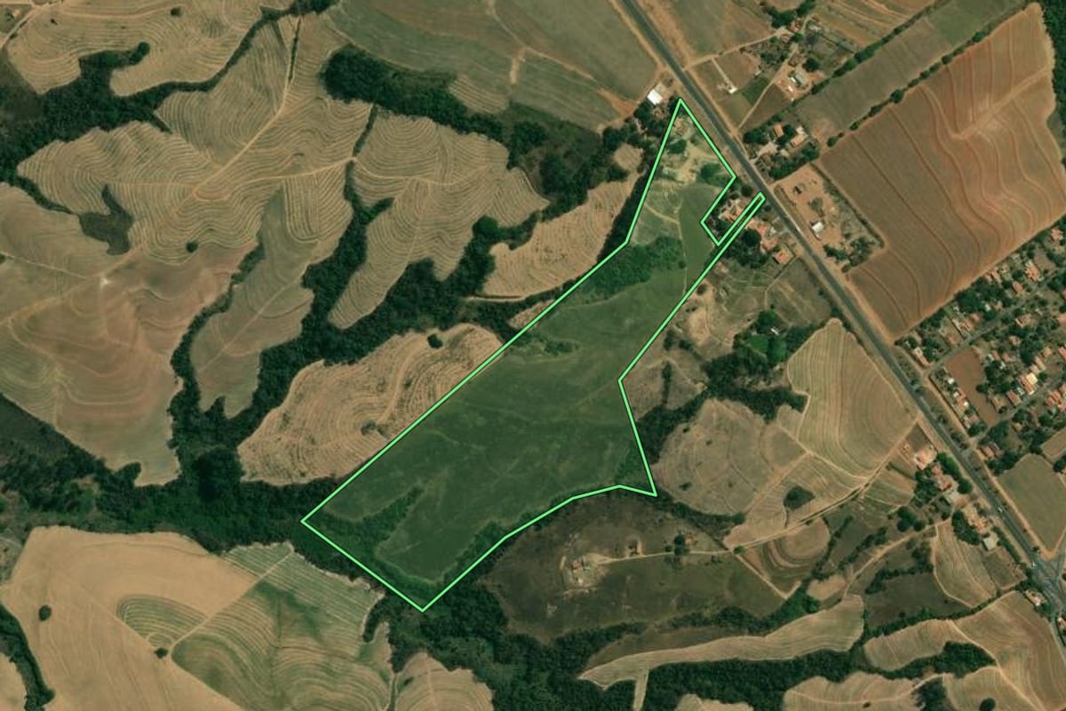 Imagem de satélite do imóvel rural em Charqueada (SP), com o contorno declarado no CAR desenhado por cima.