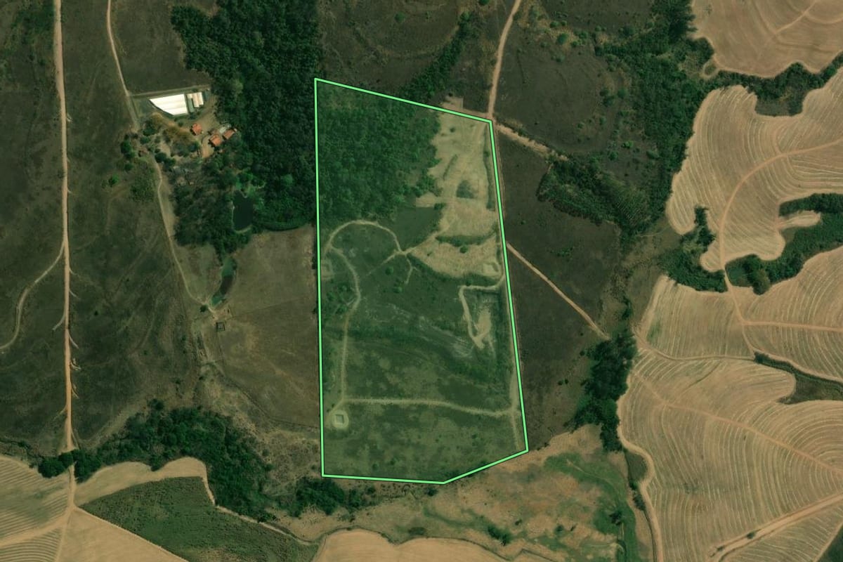 Imagem de satélite do imóvel rural em Charqueada (SP), com o contorno declarado no CAR desenhado por cima.