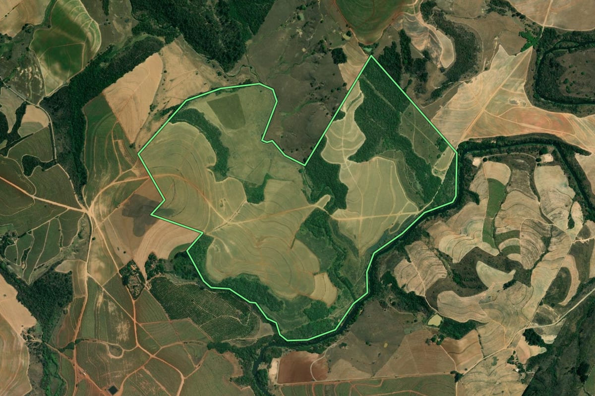 Imagem de satélite do imóvel rural em Charqueada (SP), com o contorno declarado no CAR desenhado por cima.